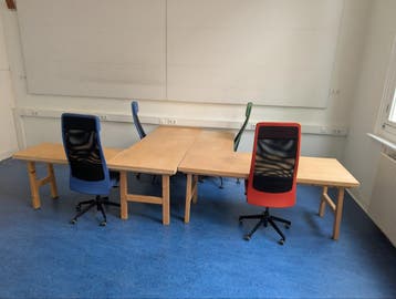 2 bureaus, 4 bureaustoelen en 1 tafel gratis