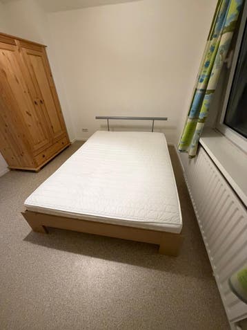 Twee bedden inclusief matrassen (140x200 en 160x200)