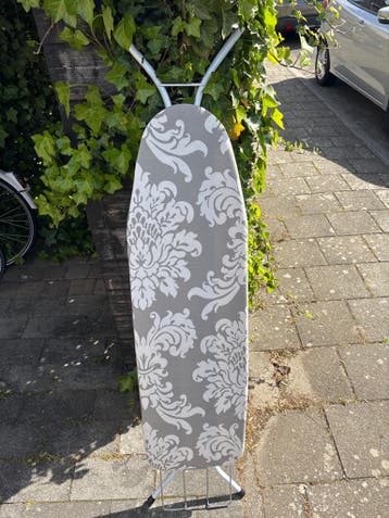 GRATIS OPHALEN - Strijkplank met grijs/wit patroon