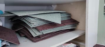 Gratis afhalen: tapijttegels licht blauw en aubergine