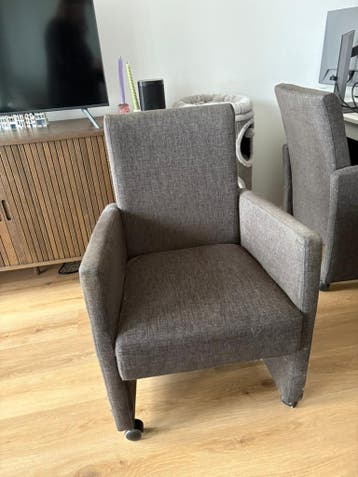 Vier eettafel stoelen - gratis af te halen