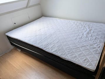 Mooie boxspring 140x200 cm met topper en matras