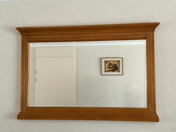 Houten spiegel met sierlijke lijst
