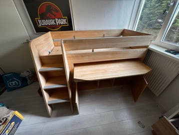 Halfhoogslaper met bureau en opbergruimte