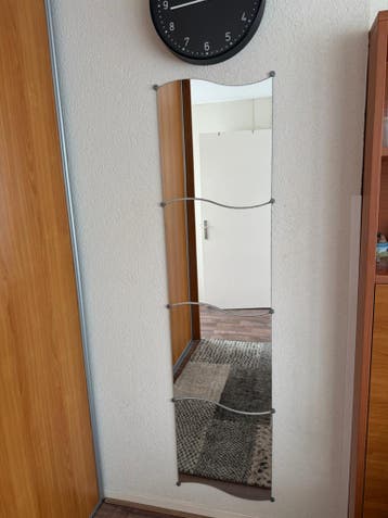 Moderne spiegel met golvende details