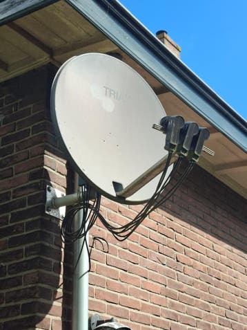 Triax schotel 80cm Ø met 3 twin LNB's en muurbeugel