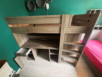Halfhoogslaper met bureau en opbergruimte