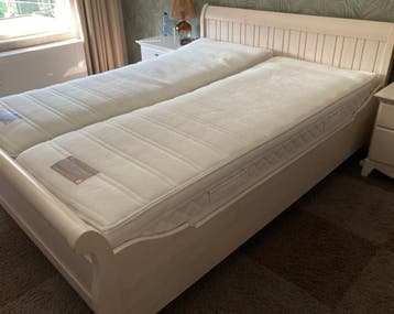 Gratis tweepersoonsbed met nachtkastjes.