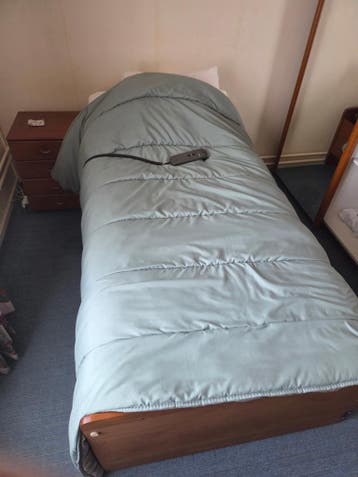 Eenpersoonsbed met houten frame en verstelbare bodem