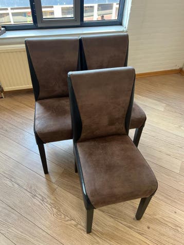 Set van 3x bruine eetkamerstoelen