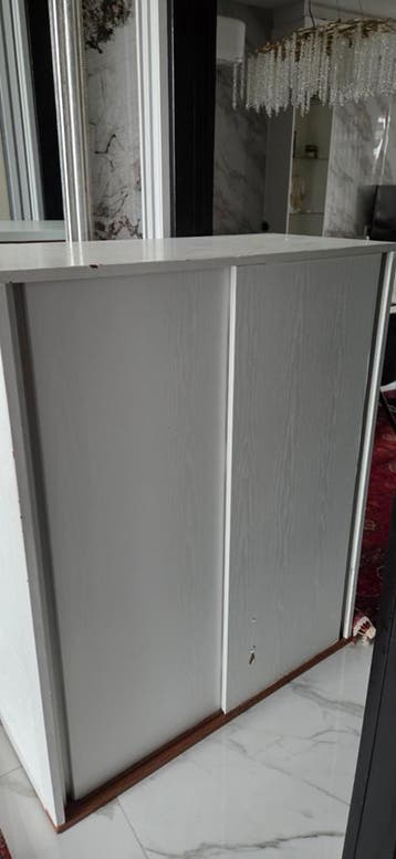Gratis witte kast met schuifdeuren en planken