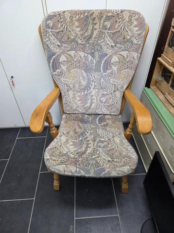 Comfortabele stoel met houten frame en stoffen bekleding