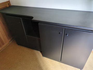 Zwart dressoir met lades en deuren