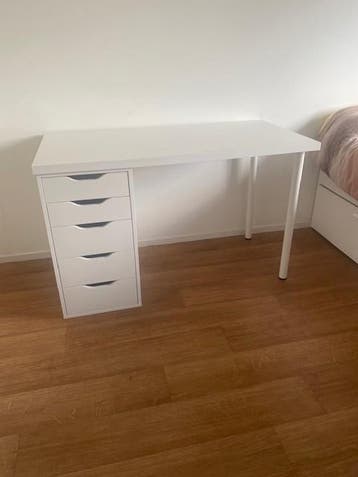 Gratis wit bureau met ladekast