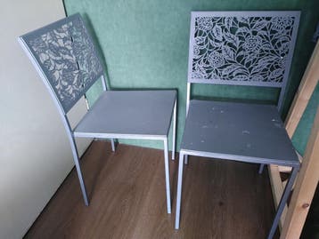 Gratis, kan evt gebracht worden: 2 stoelen. Zeer stevig.