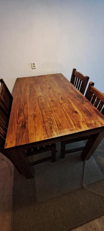 Massieve tafel met eetstoelen, gratis!