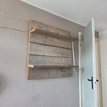 Houten wandframe met planken van steigerhout