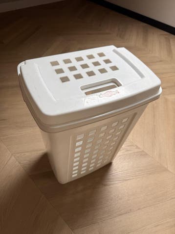 Witte wasmand met deksel - Gratis af te halen
