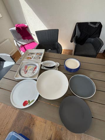 Diverse pizza borden en schalen