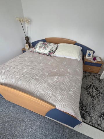 Gratis af te halen bed 1.60 x 2.00 met nachtkastjes