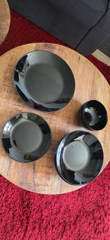 Zwart servies: 4 grote borden,6 gemiddeld, 2klein 2 kommtjes
