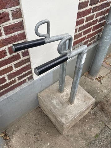 Gratis afhalen! Fietspaal op betonvoet met ring voor slot