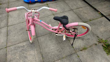 Roze kinderfiets gratis op te halen