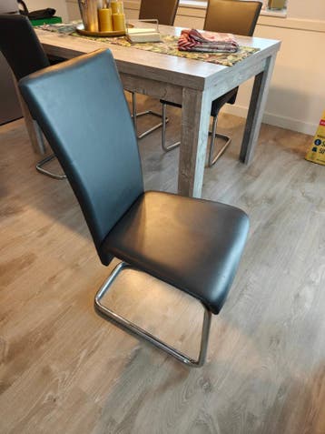 Wegens verhuizing 4 stoelen