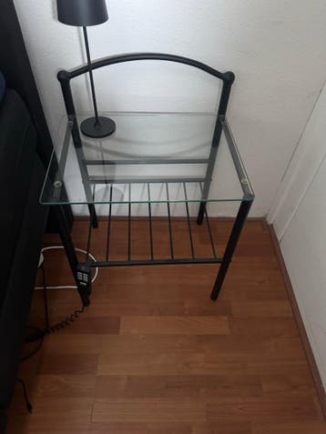 2 nachtkastjes/bijzettafels
