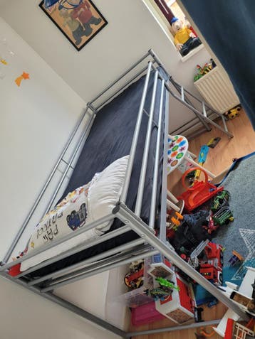 Stevig metalen hoogslaper met ruimte voor speelgoed