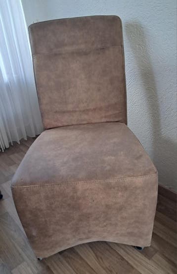 4 taupe eetkamerstoelen op wieltjes en kroonluchter