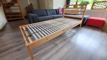 Eenpersoonsbed van hout met lattenbodem