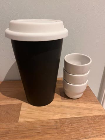 Zwarte herbruikbare koffiebeker met 3 kleine kommetjes