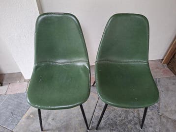 Twee groene eetkamer stoelen - gratis af te halen