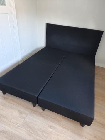 Zwart tweepersoons boxspring bed met hoofdbord