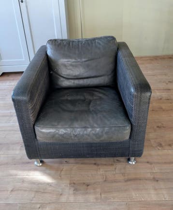 Gratis comfortabele fauteuil met leren kussens