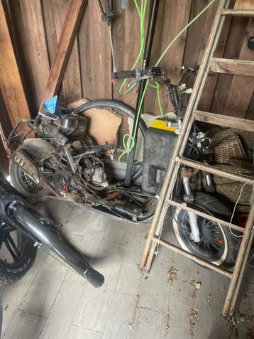 Oude scooter onderdelen - frame en motorblok