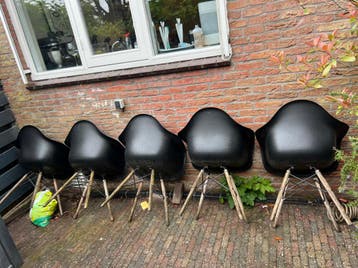 Zwarte kuipjes stoelen