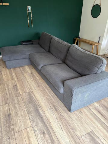 Grijze hoekbank met lounge. GRATIS