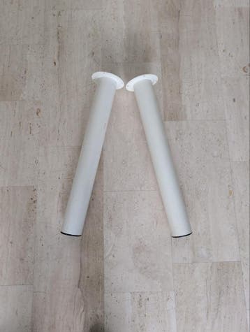 2 Witte Tafelpoten 71cm hoog, 9cm diameter