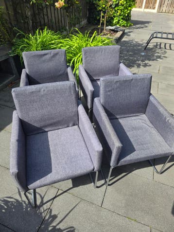 Set van 4 grijze stoffen eetkamerstoelen met metalen frame