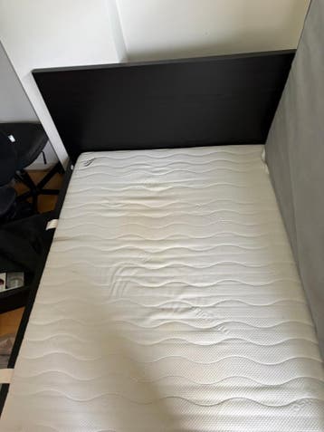 Gratis afhalen: zwart Malm 140x200 bed met matras