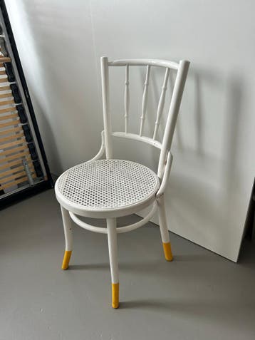 Witte Thonet stoel met rotan zitting en gele poten
