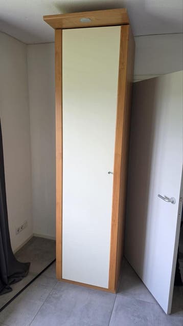Gratis afhalen! Hoge smalle kast met hangruimte en planken