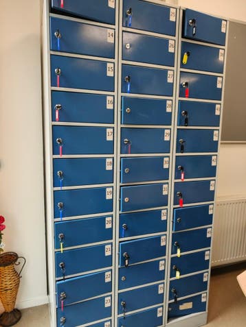 Zelf ophalen Metalen Lockerkast met 36 Vakken en Sleutels