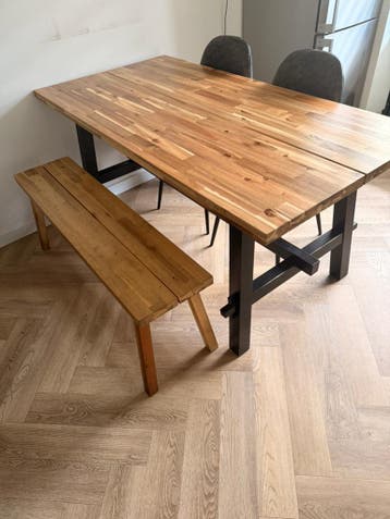 eiken tafel met stoelen