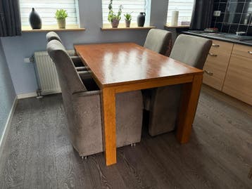 Complete set, Tafel met vier Stoelen (op wieltjes)
