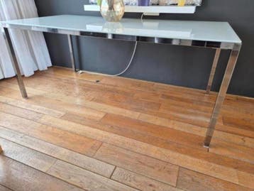 Eettafel met glazen blad en metalen frame