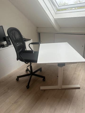 GRATIS: in hoogte verstelbaar bureau en bureaustoel