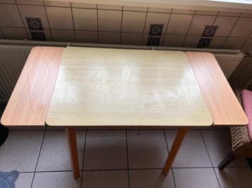 GRATIS AF TE HALEN Bureau tafeltje met Uitschuifplank